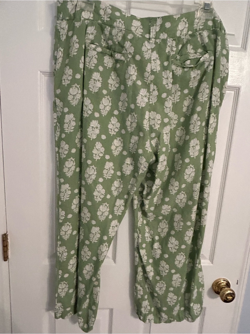 crown & ivy Green and White Floral Cropped Pants - Picture 4 of 5